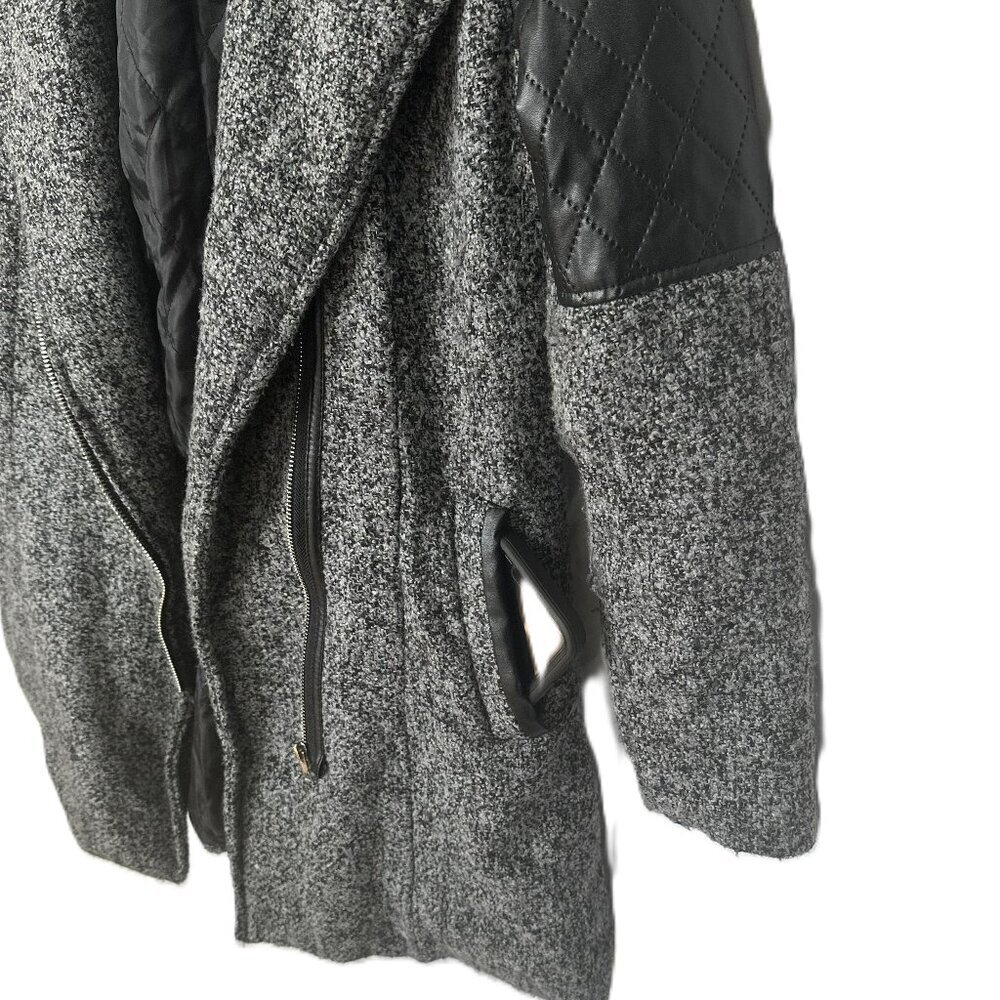Heavy Spring or Fall Coat Gray With Black Pockets Zip Closure With a Hood - Picture 5 of 7
